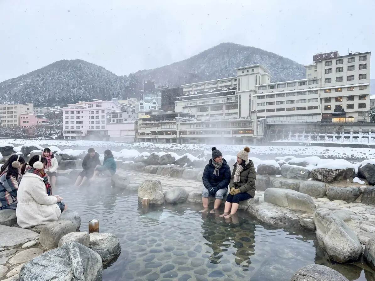 강변에 자리한 겨울 게로 온천마을
